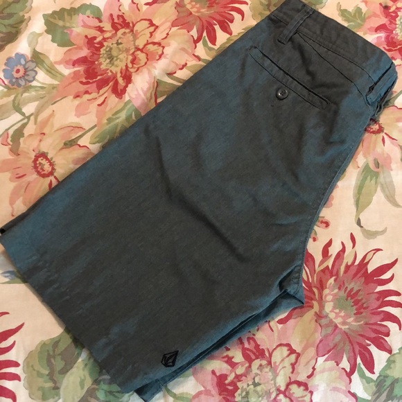 VOLCOM Size 30 Skate Surf Shorts Pockets Bermuda Length Deep Gray $48 NEW - Picture 11 of 13